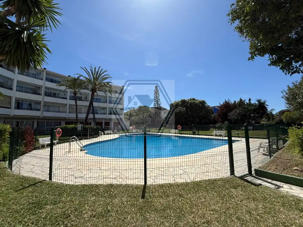 Piscina de Pis en venda en Marbella amb Piscina comunitària