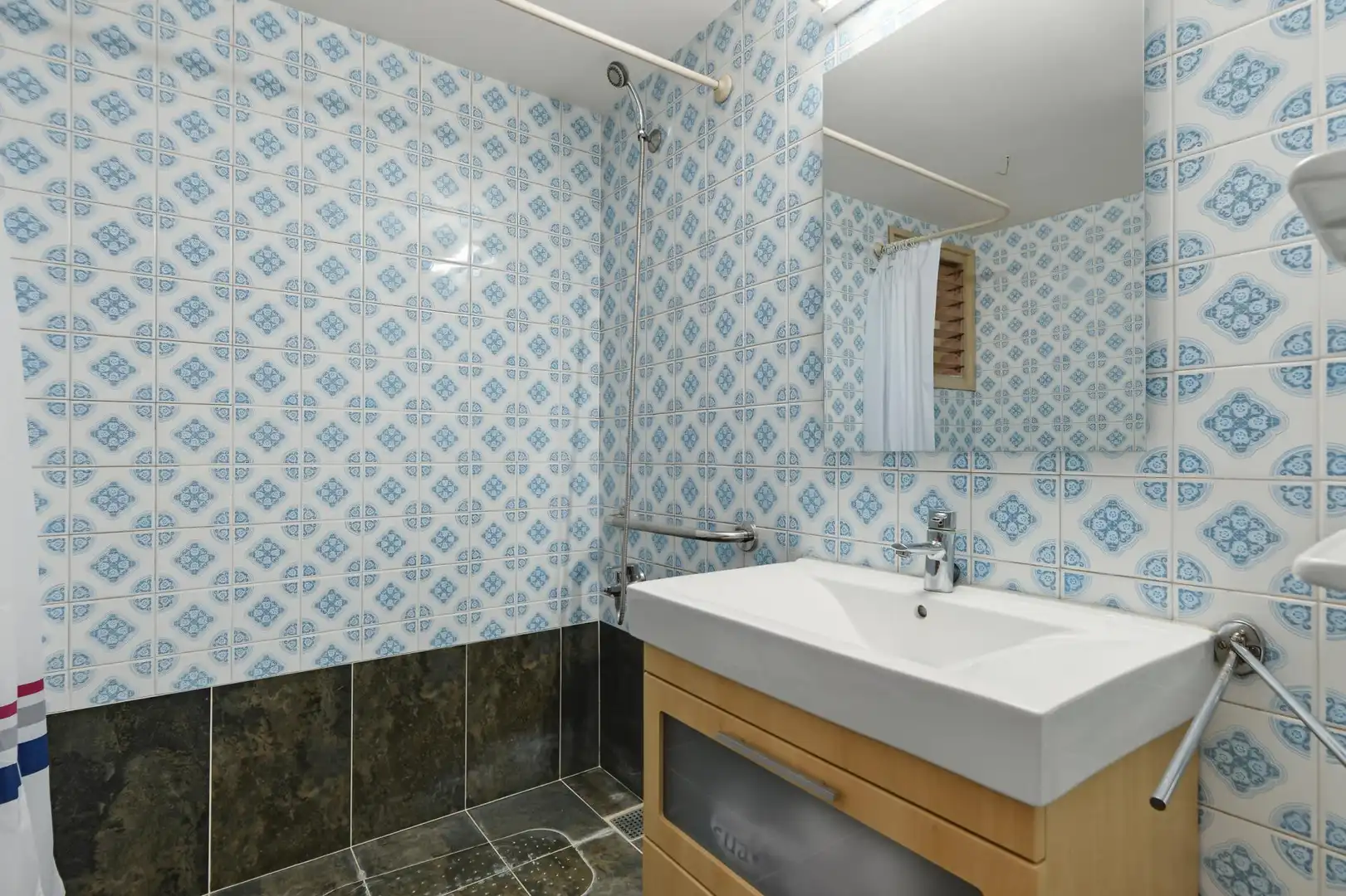Badezimmer von Wohnungen zum Verkauf in Figueres