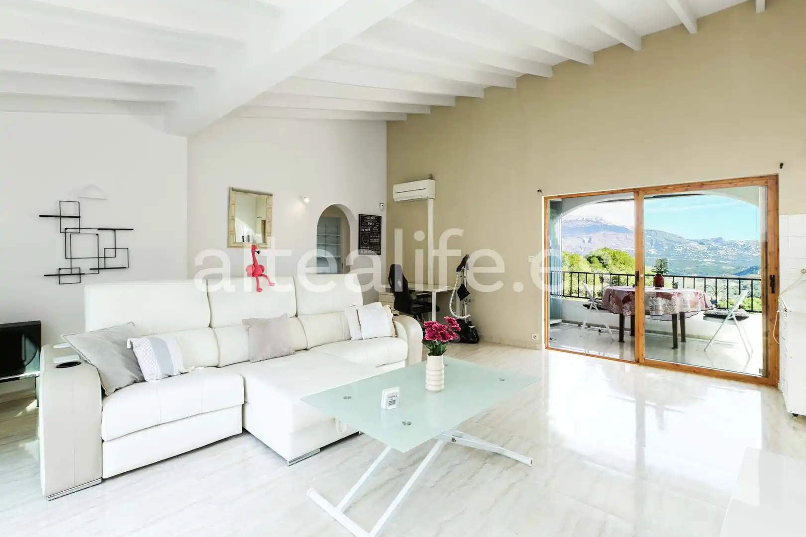 Sala d'estar de Casa o xalet en venda en La Nucia amb Aire condicionat, Jardí privat i Terrassa