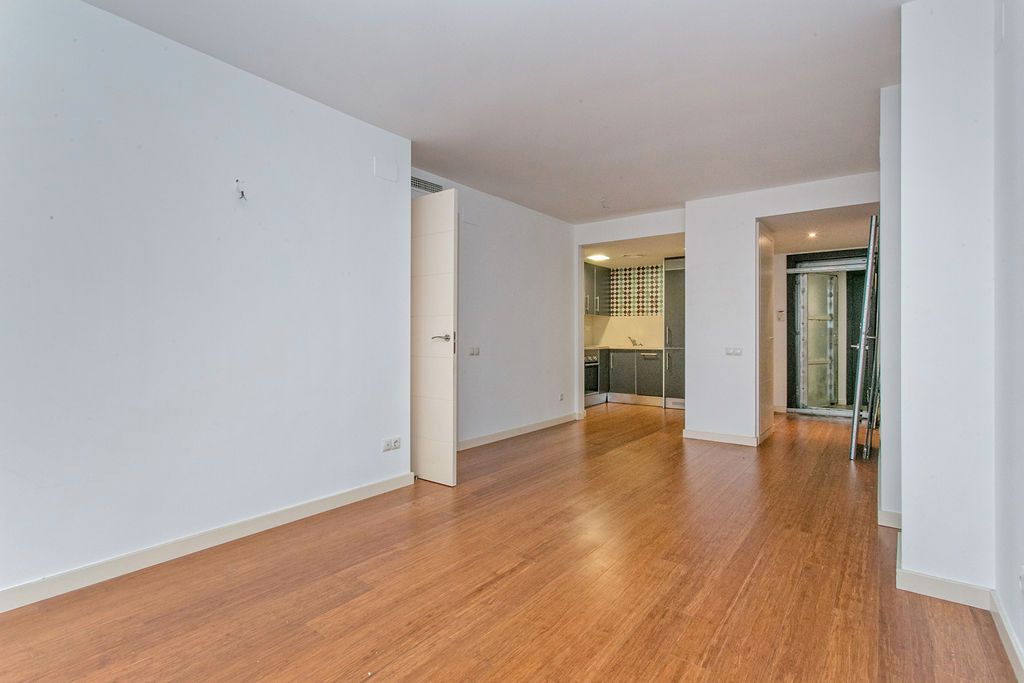Living room of Flat for sale in  Barcelona Capital  with Parquet flooring and Swimming Pool
