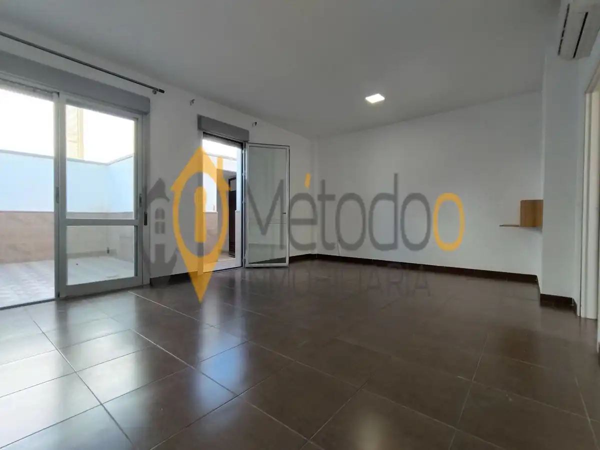 Sala de estar de Casa adosada en venta en La Rinconada con Aire acondicionado, Terraza y Trastero