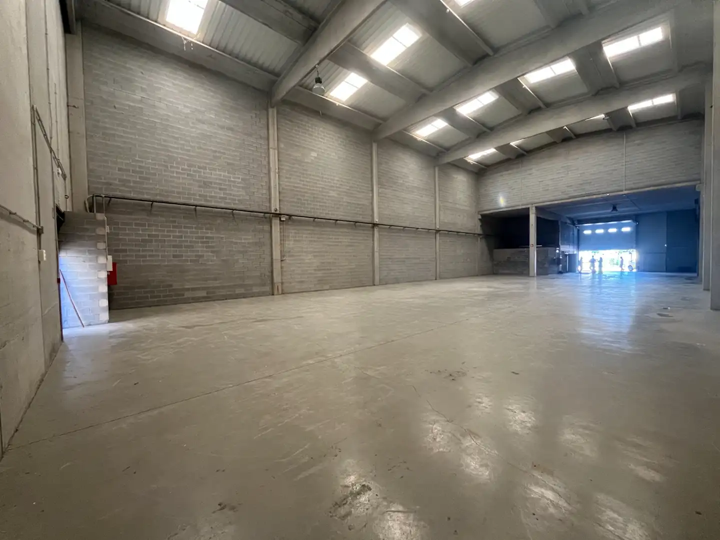 Industrial buildings for rent in Salt