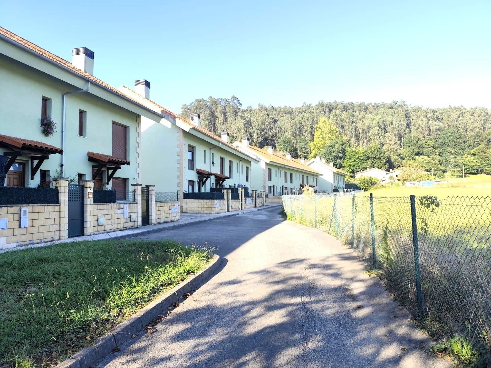 Vista exterior de Casa adosada en venda en Castañeda amb Calefacció, Jardí privat i Terrassa