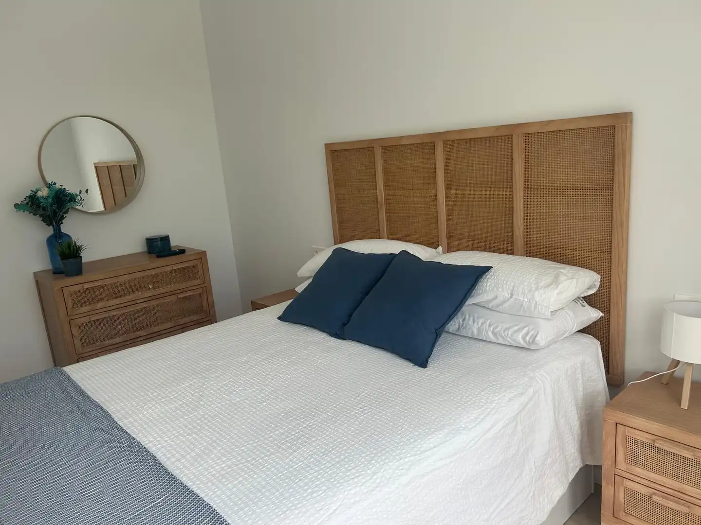 Dormitori de Apartament de lloguer en Chipiona amb Aire condicionat, Calefacció i Terrassa
