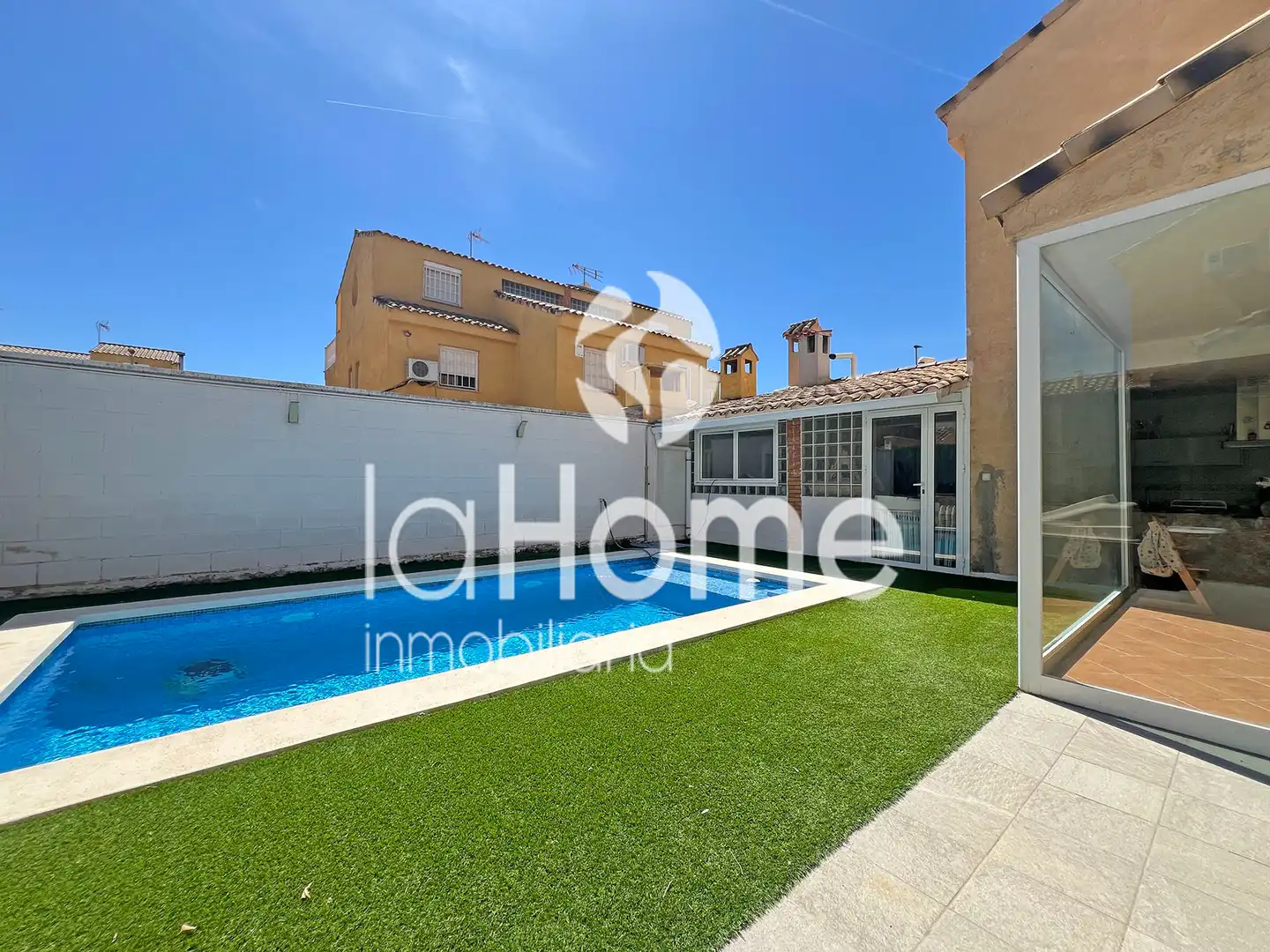 Swimming pool of Houses for sale in La Pobla de Vallbona  with Air Conditioner, Heating and Private garden