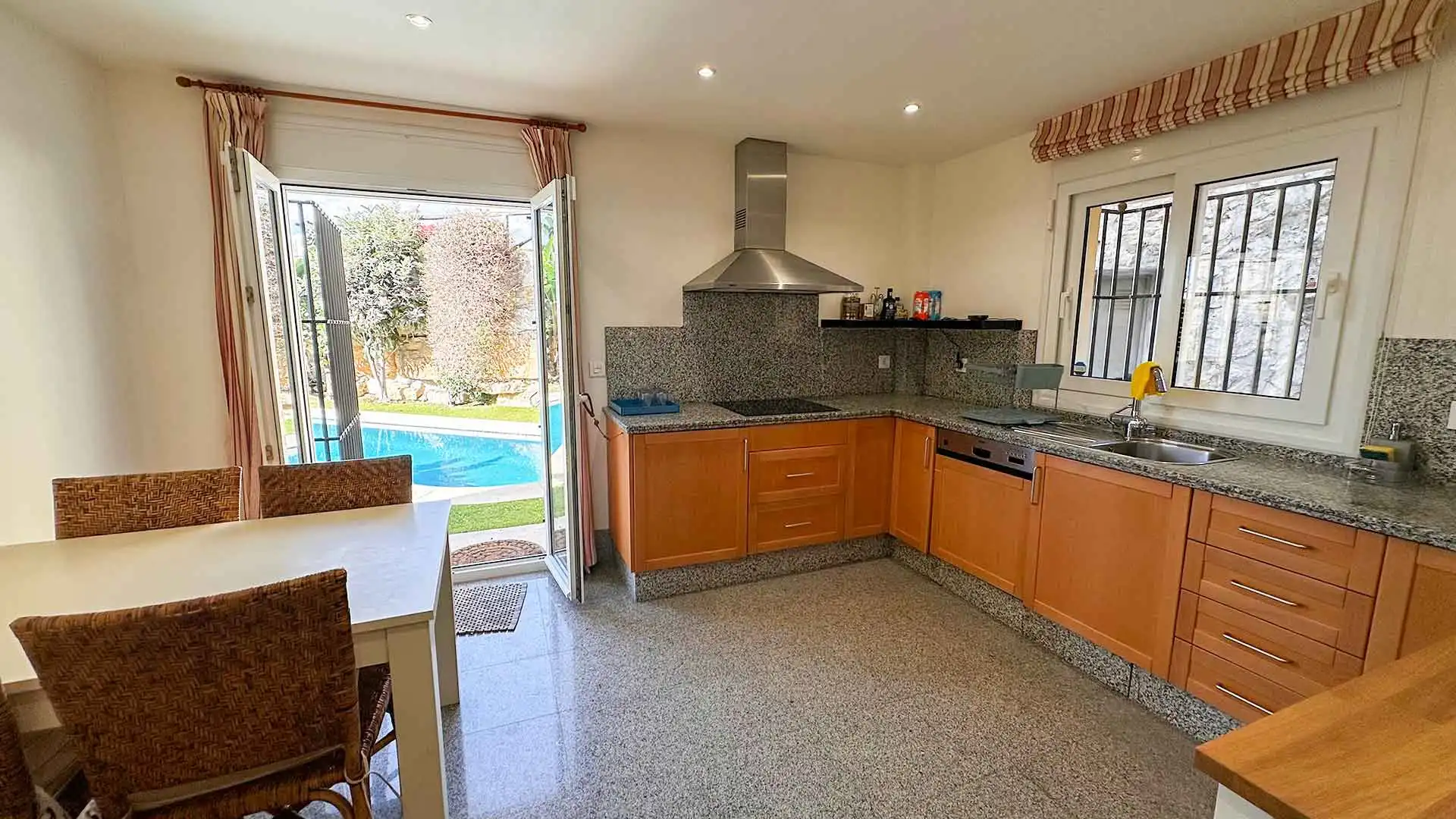 Cocina de Casa adosada de alquiler en Marbella con Aire acondicionado, Jardín privado y Terraza