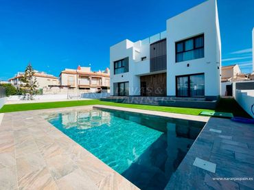 Villa avec balcon à vendre à Nueva Torrevieja - Aguas Nuevas
