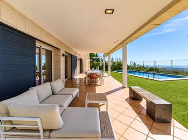Villa con balcone in vendita a Canyelles