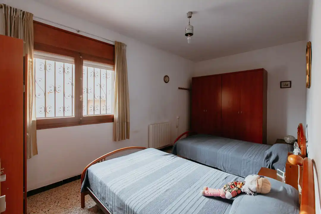Dormitori de Casa o xalet en venda en Almuniente amb Calefacció, Terrassa i Moblat