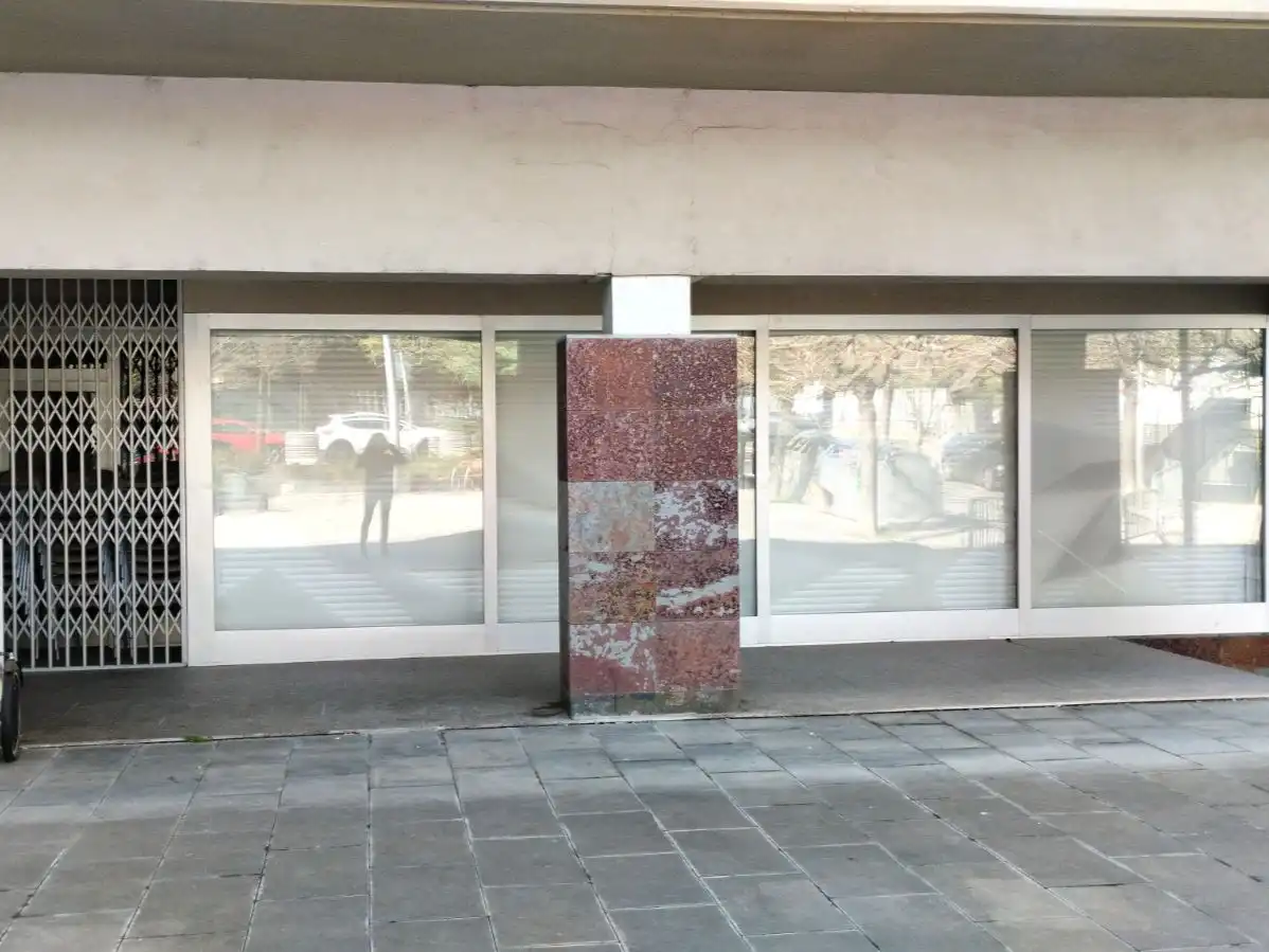 Local comercial en venda a Carrer Pl. Jacint Verdaguer 1