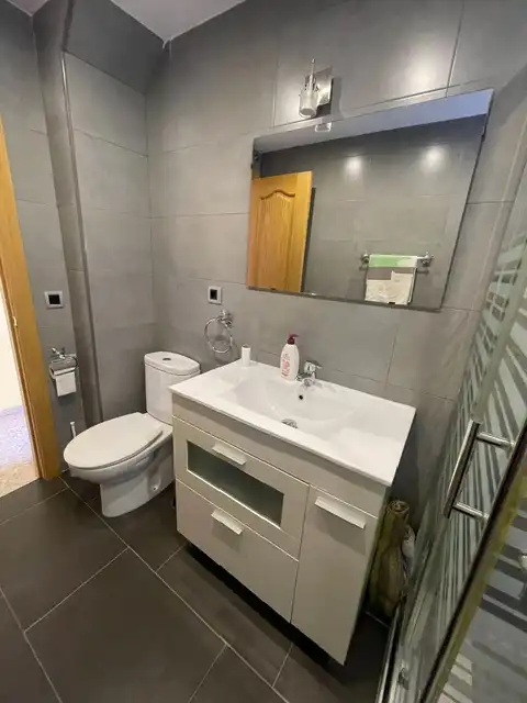 Baño de Piso en venta en Alicante / Alacant con Terraza, Trastero y Amueblado