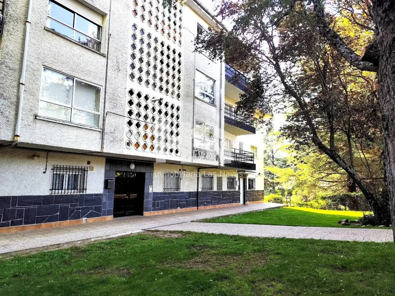 Vista exterior de Pis en venda en Las Navas del Marqués  amb Parquet, Terrassa i Traster