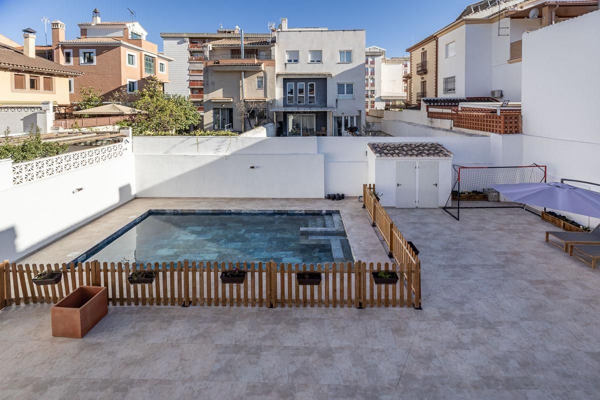 Swimming pool of House or chalet for sale in  Granada Capital  with Air Conditioner, Heating and Terrace