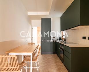 Cuina de Apartament de lloguer en  Barcelona Capital amb Aire condicionat i Moblat