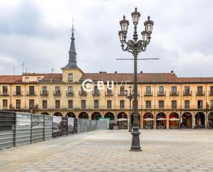 Vista exterior de Àtic en venda en León Capital  amb Calefacció i Moblat