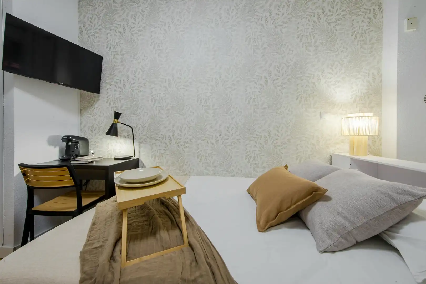 Bedroom of Flat for rent in Madrid  with Washing machine and TV