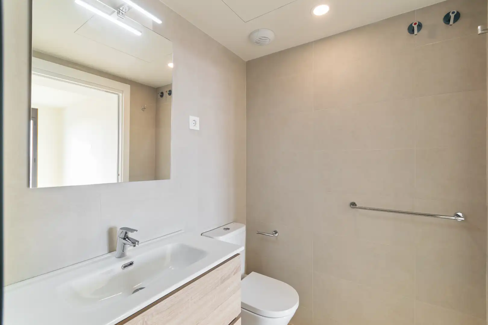 Baño de Piso de alquiler en Esplugues de Llobregat con Aire acondicionado, Calefacción y Terraza