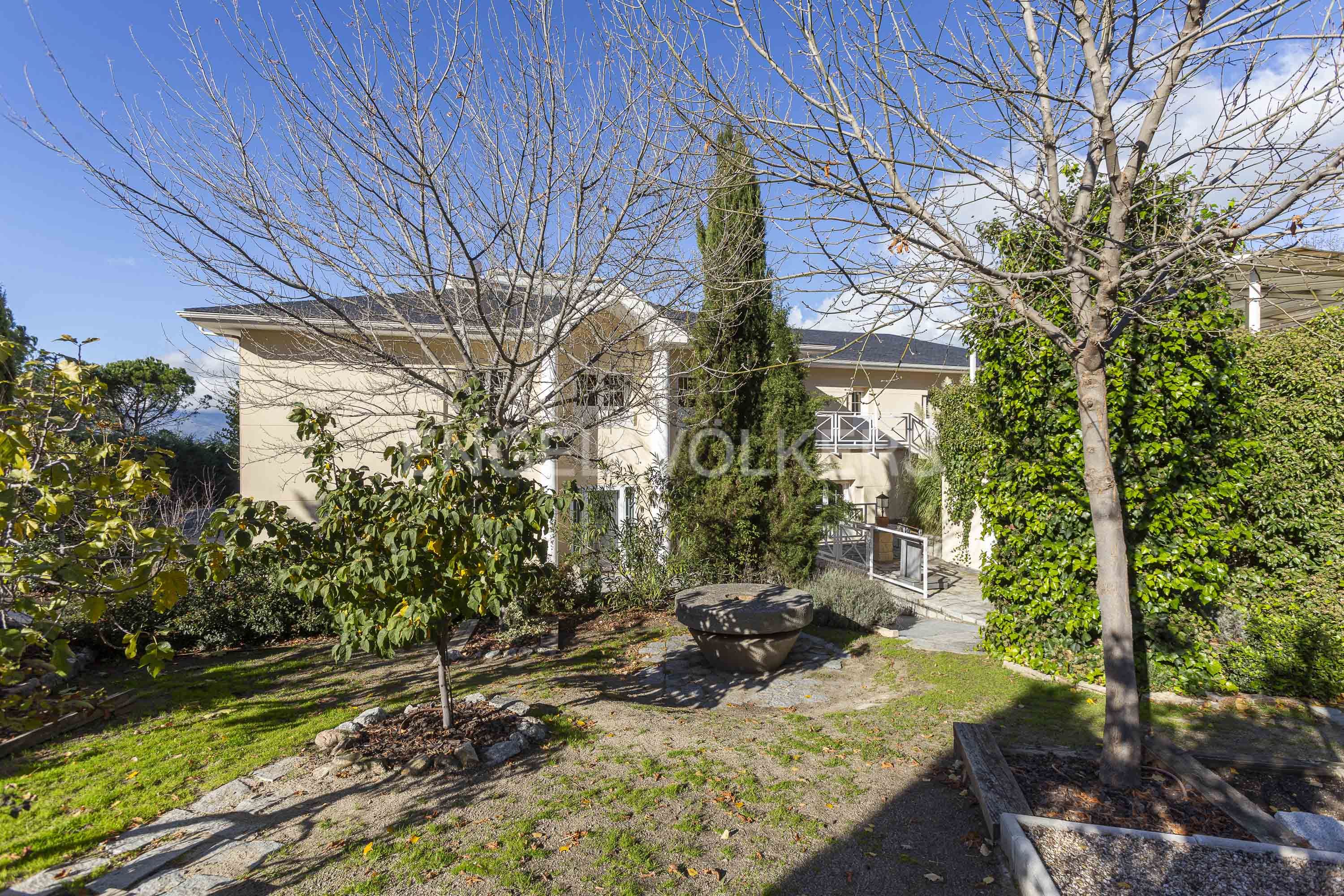 Vista exterior de Casa o xalet en venda en Collado Villalba amb Aire condicionat, Calefacció i Jardí privat