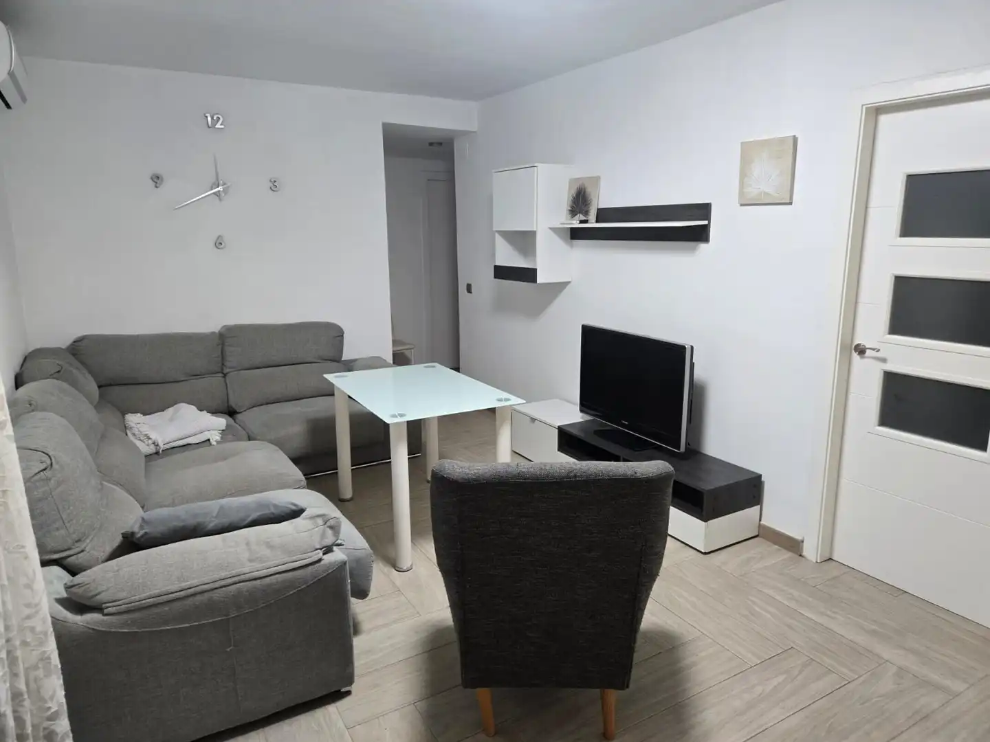 Living room of Flat for rent in Sevilla  with Air Conditioner, Terrace and Furnished