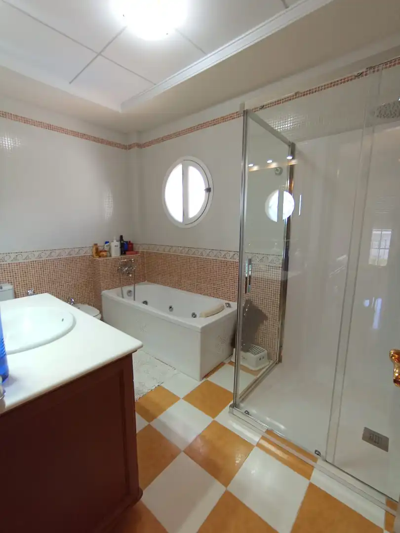 Badezimmer von Haus oder Chalet zum Verkauf in Córdoba mit Klimaanlage, Heizung und Terrasse