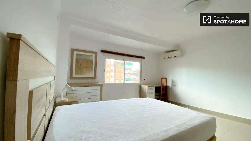 Dormitori de Pis per a compartir en Valencia amb Aire condicionat, Calefacció i Terrassa