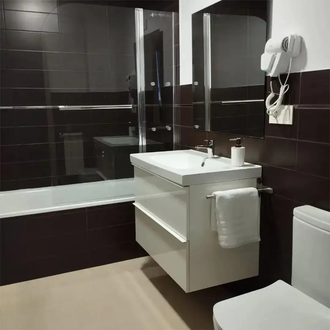 Badezimmer von Wohnung zur Miete in Burela mit Parkett, Möbliert und Ofen