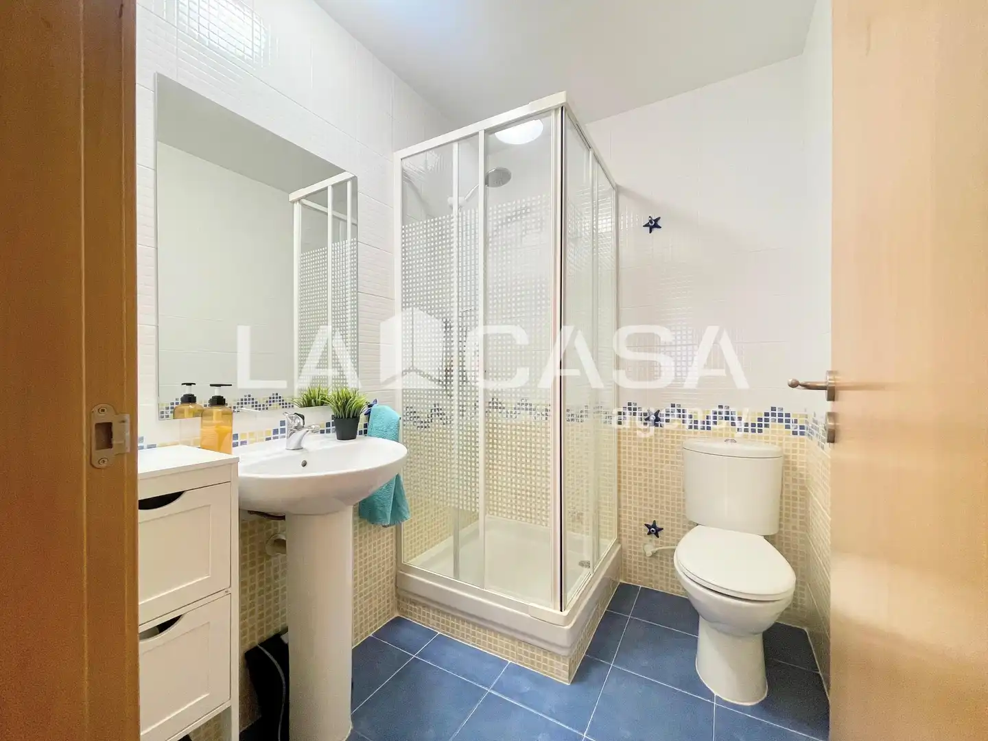 Baño de Dúplex en venta en Badalona con Calefacción, Piscina y Balcón