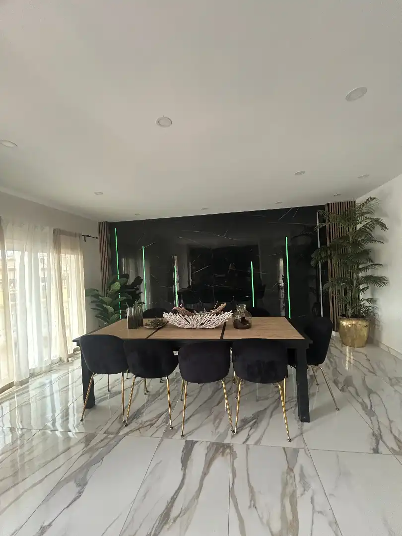 Menjador de Casa o xalet en venda en Alhaurín de la Torre amb Aire condicionat, Jardí privat i Terrassa