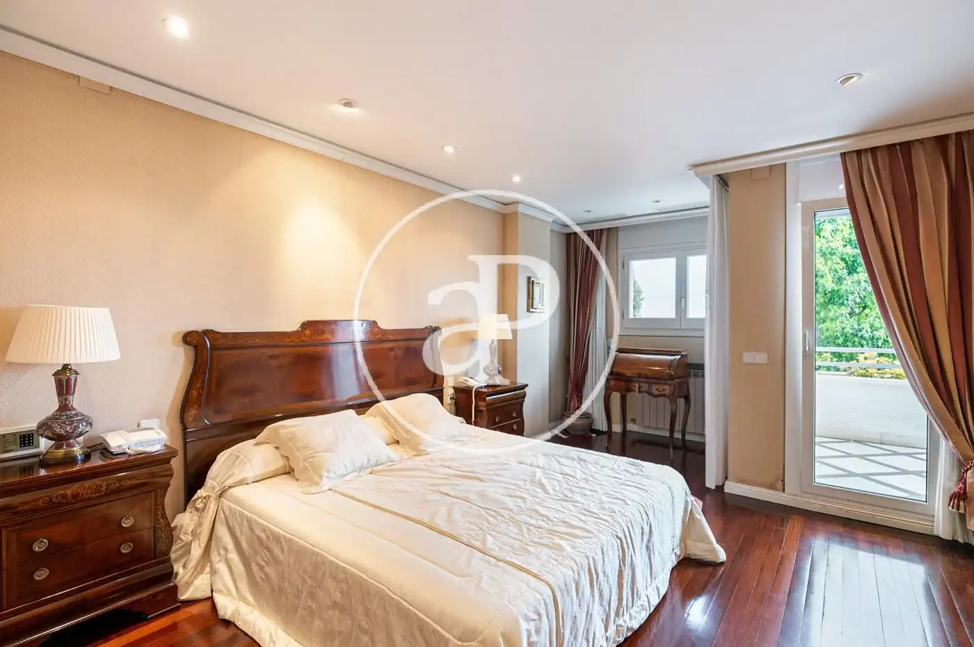 Schlafzimmer von Einfamilien-Reihenhaus zum Verkauf in Barcelona mit Klimaanlage, Heizung und Privatgarten