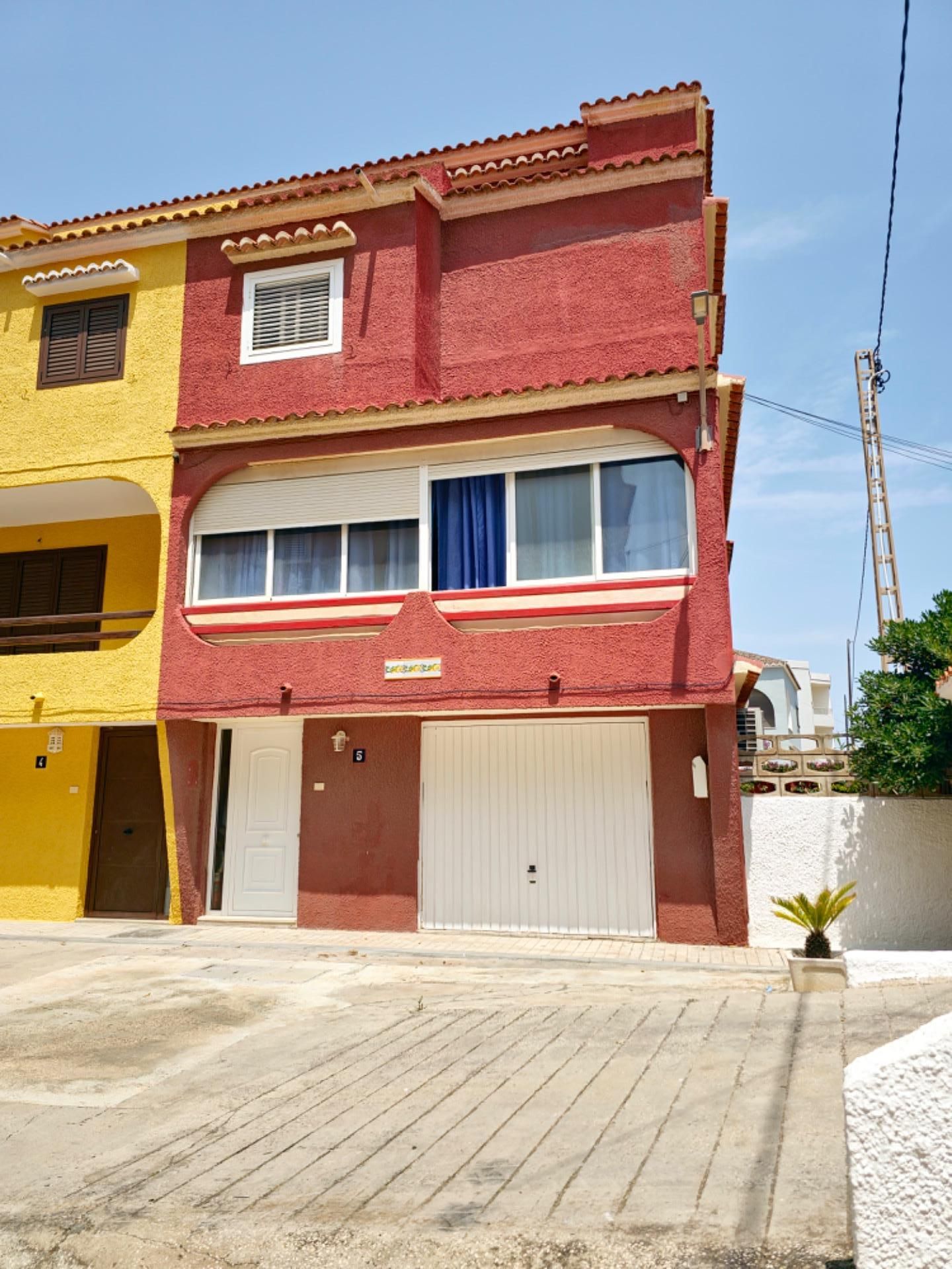 Vista exterior de Casa adosada en venda en Sueca amb Terrassa i Balcó