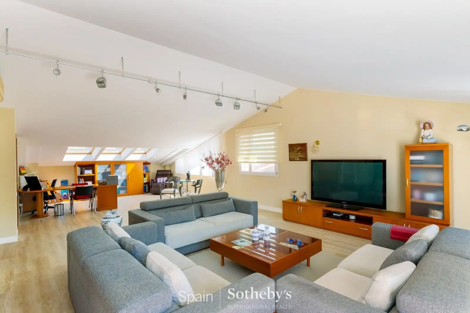 Sala de estar de Casa o chalet en venta en Alella con Aire acondicionado, Calefacción y Jardín privado