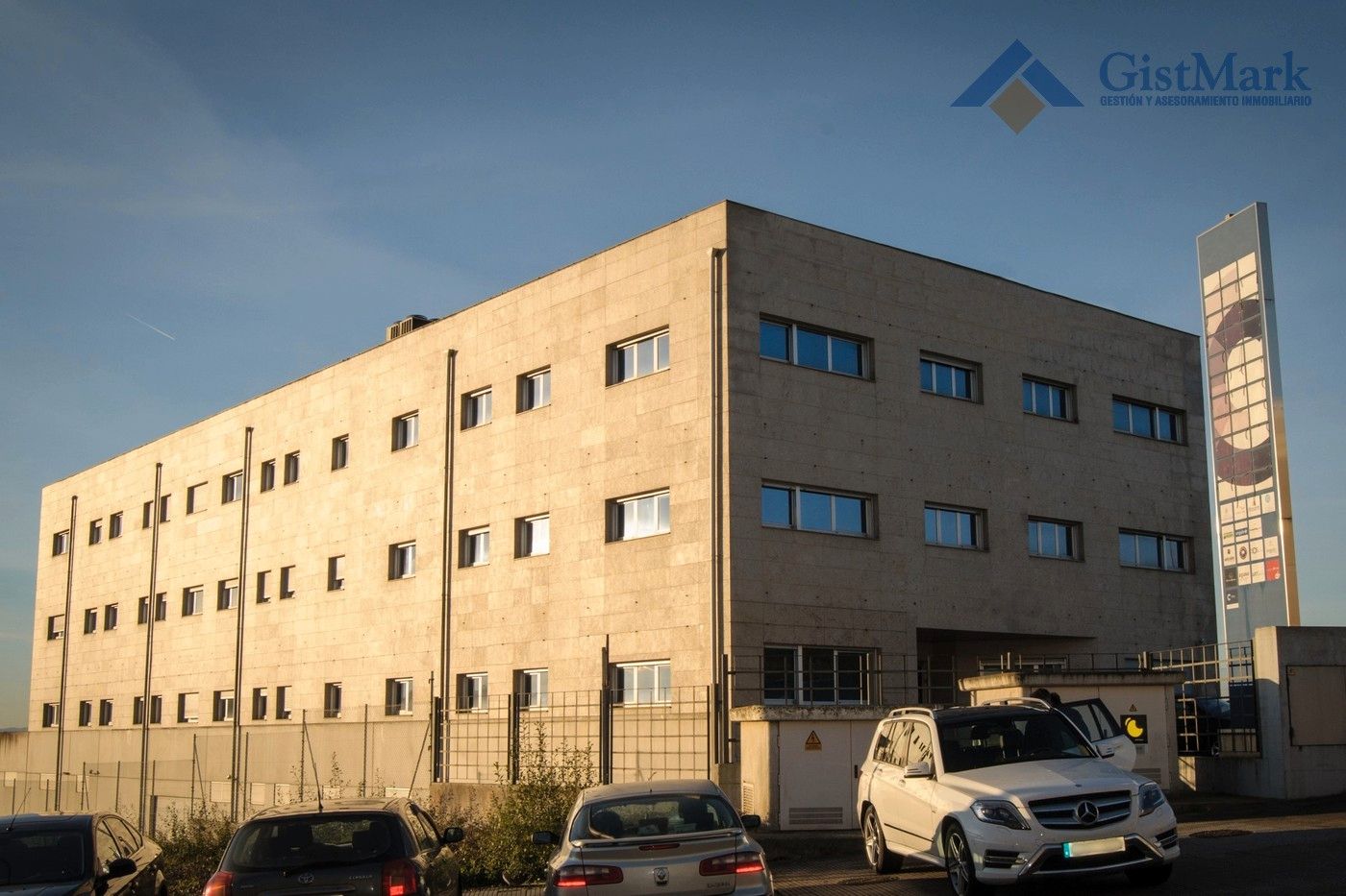 Vista exterior de Edifici en venda en Santiago de Compostela 