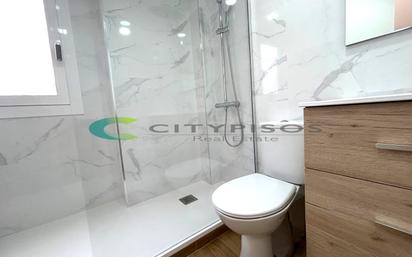 Bathroom of Flat for sale in  Barcelona Capital  with Parquet flooring and Oven