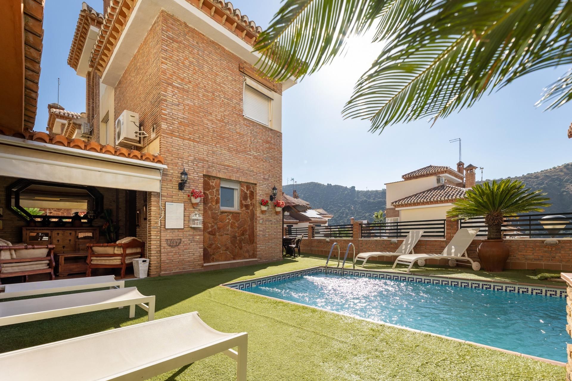Piscina de Casa adosada en venda en  Granada Capital amb Aire condicionat, Calefacció i Jardí privat