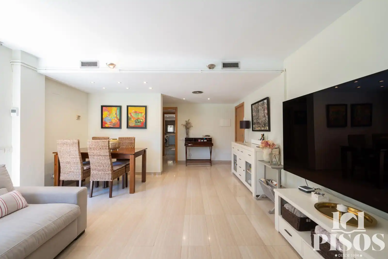 Sala de estar de Dúplex en venta en Sant Cugat del Vallès con Aire acondicionado, Calefacción y Jardín privado
