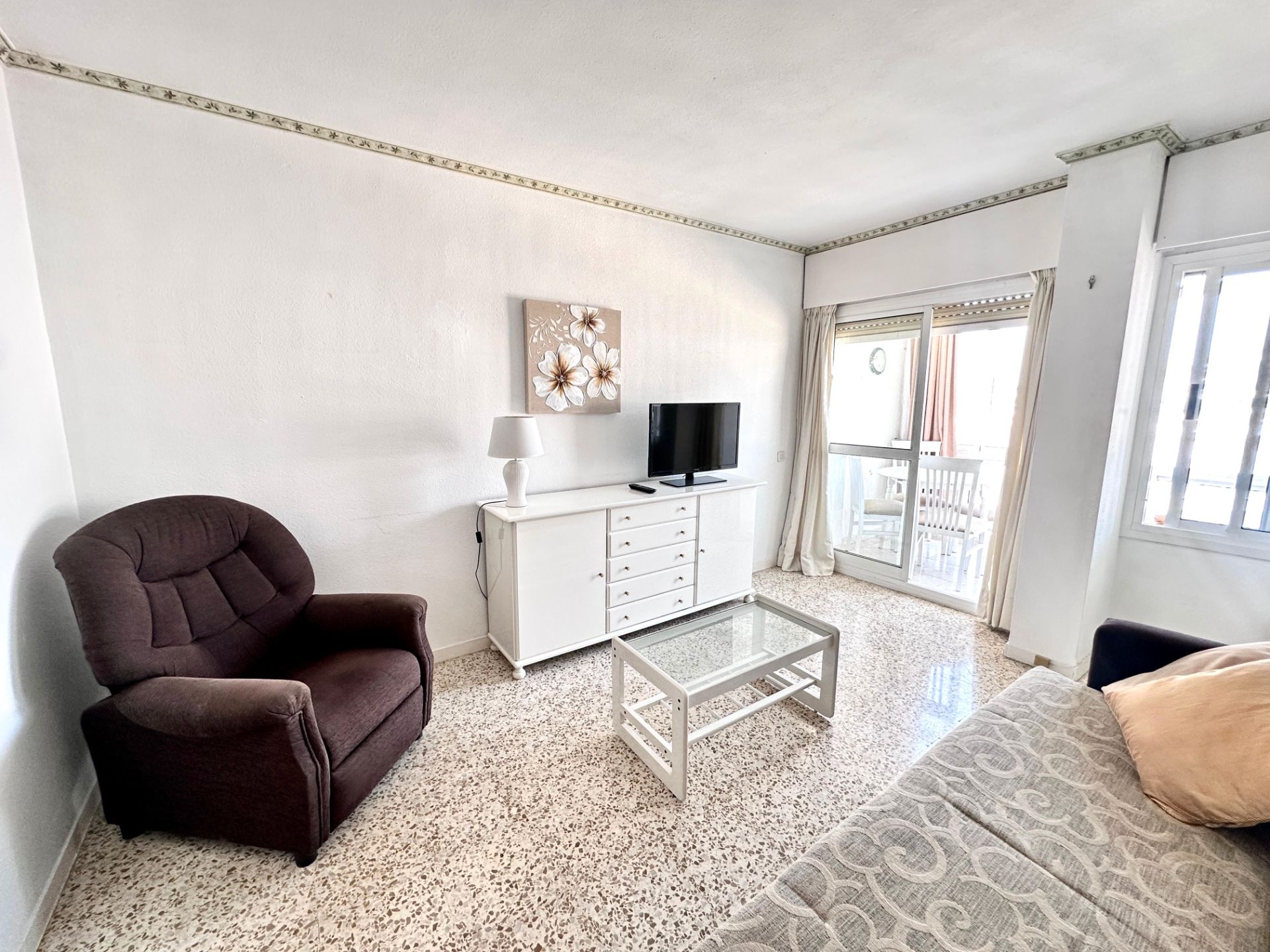 Sala de estar de Apartamento en venta en Benalmádena con Terraza, Amueblado y Piscina comunitaria