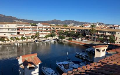 Vista exterior de Àtic en venda en Empuriabrava amb Aire condicionat, Calefacció i Terrassa