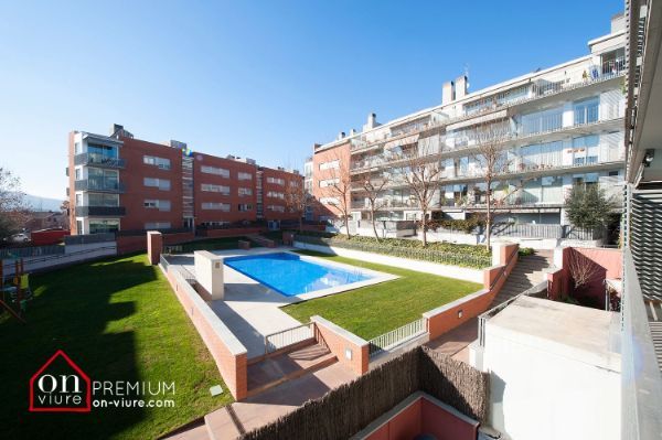 Exterior view of Flat for sale in Sant Cugat del Vallès  with Air Conditioner, Heating and Parquet flooring