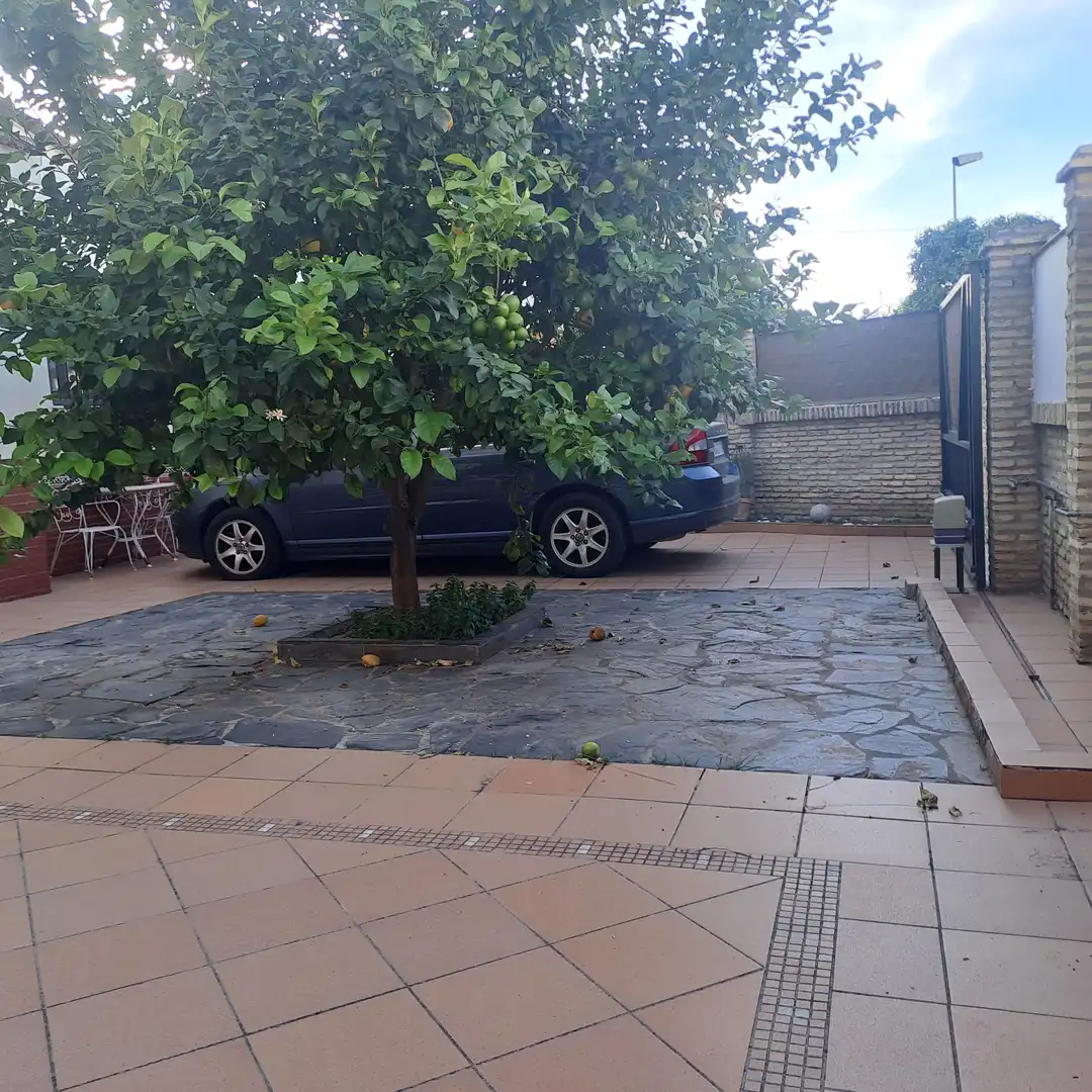 Aparcament de Casa adosada en venda en Dos Hermanas amb Aire condicionat, Traster i Piscina comunitària