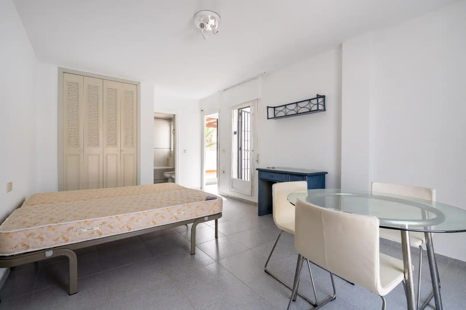 Schlafzimmer von Dachboden zur Miete in Roquetas de Mar mit Klimaanlage, Heizung und Privatgarten