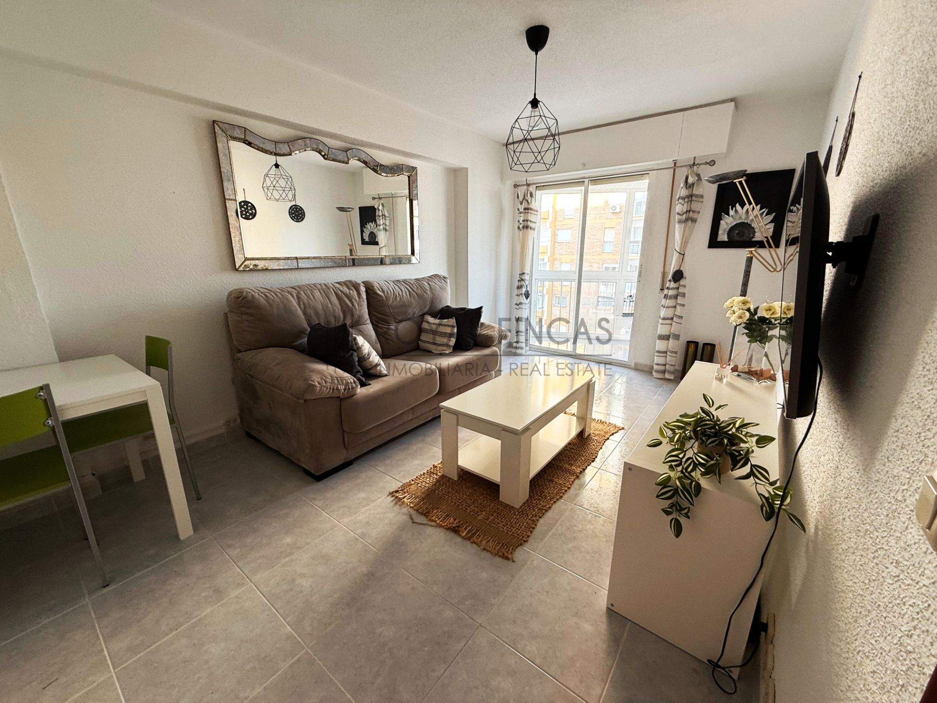 Living room of Flat for sale in Benalmádena  with Air Conditioner, Terrace and Furnished