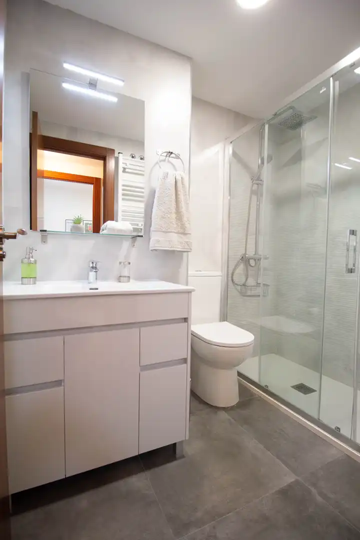 Baño de Piso de alquiler en Gijón  con Calefacción, Terraza y Trastero