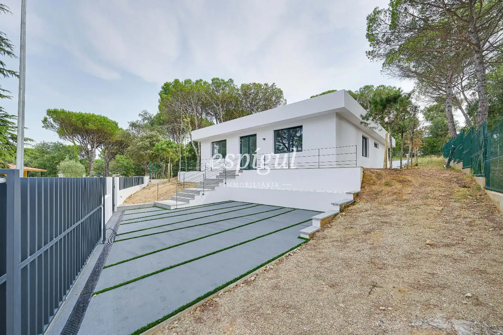 Vista exterior de Casa o xalet en venda en Llagostera amb Aire condicionat, Calefacció i Jardí privat