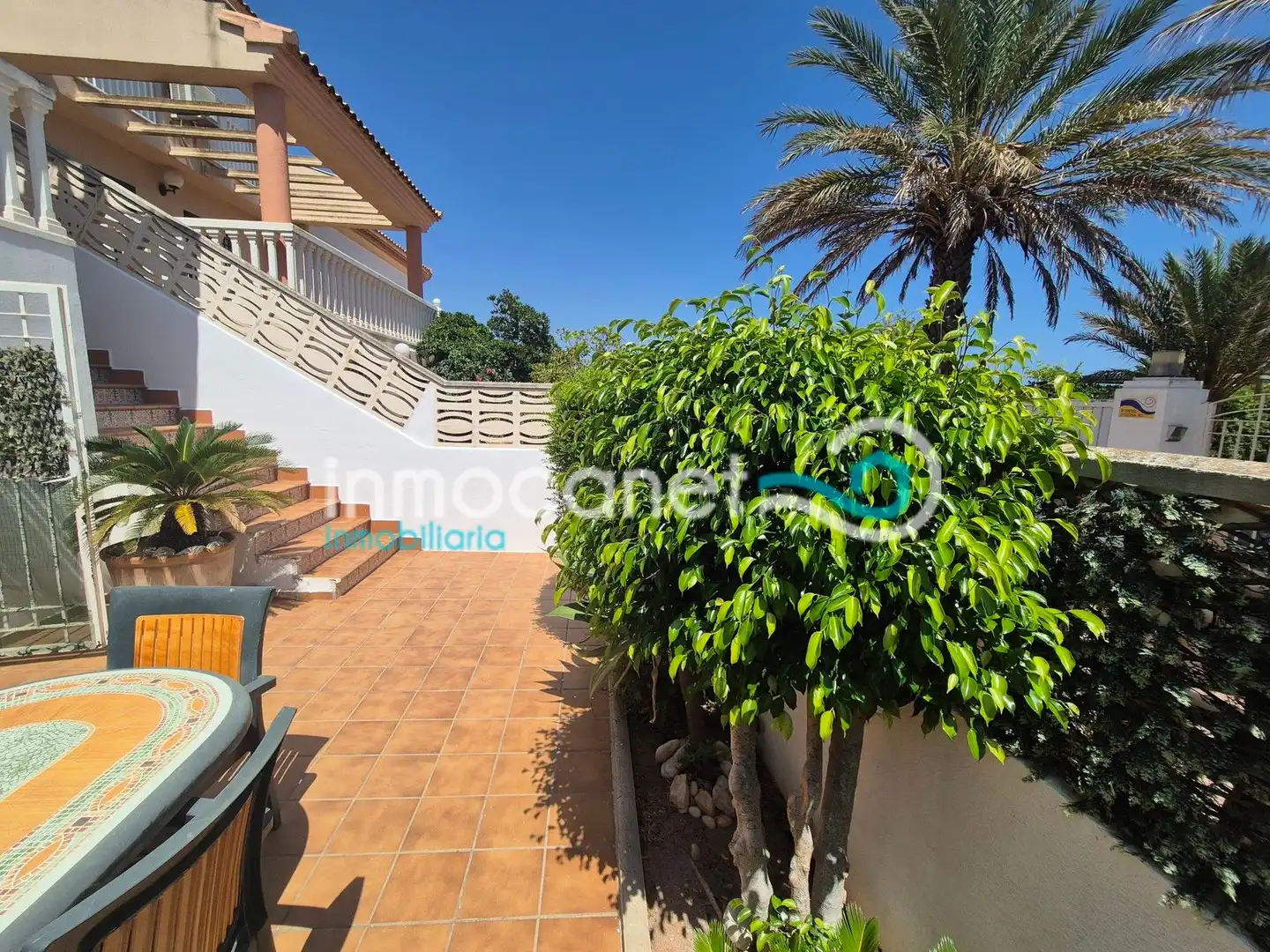 Vista exterior de Casa adosada en venda en Oliva amb Jardí privat, Terrassa i Piscina