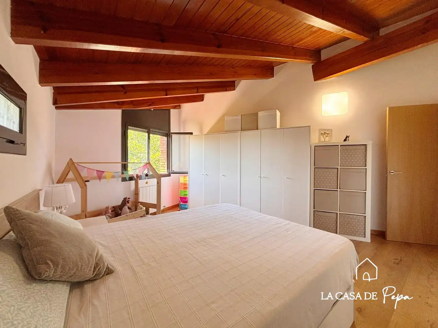 Schlafzimmer von Haus oder Chalet zum Verkauf in Begues mit Heizung und Schwimmbad