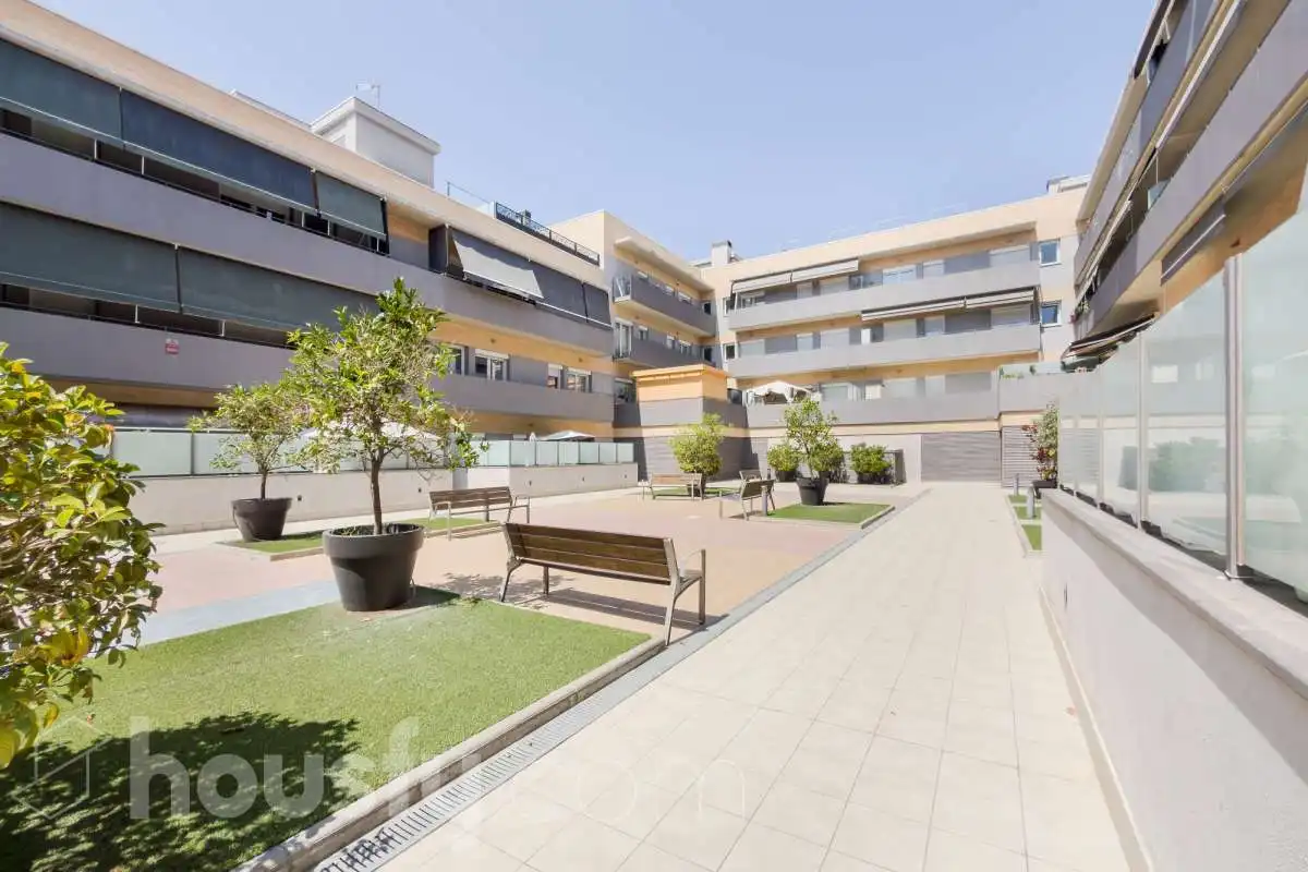 Vista exterior de Piso en venta en Badalona con Aire acondicionado, Calefacción y Terraza