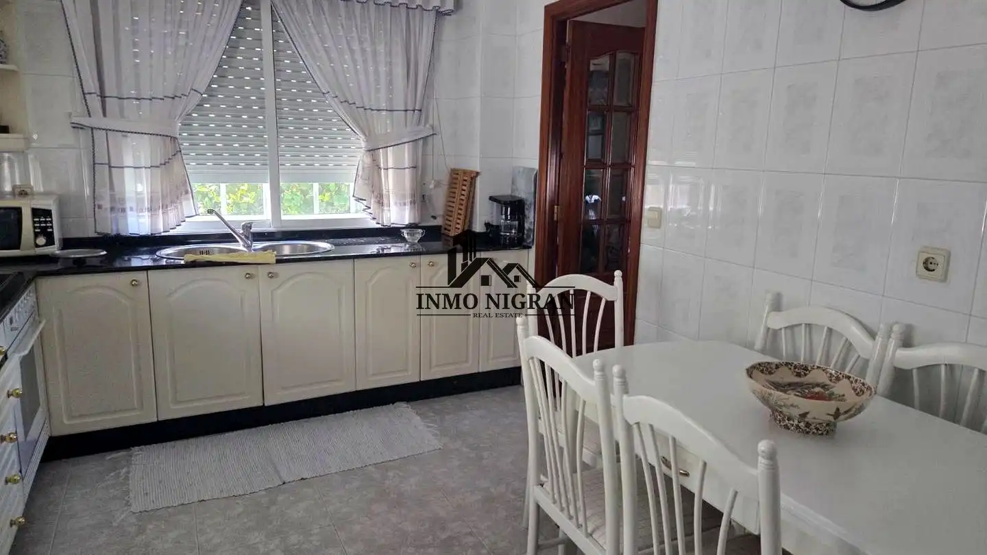Cuina de Casa o xalet de lloguer en Vigo  amb Jardí privat, Moblat i Balcó