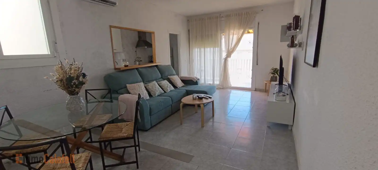Wohnzimmer von Dachboden zum Verkauf in Calafell mit Klimaanlage, Heizung und Terrasse
