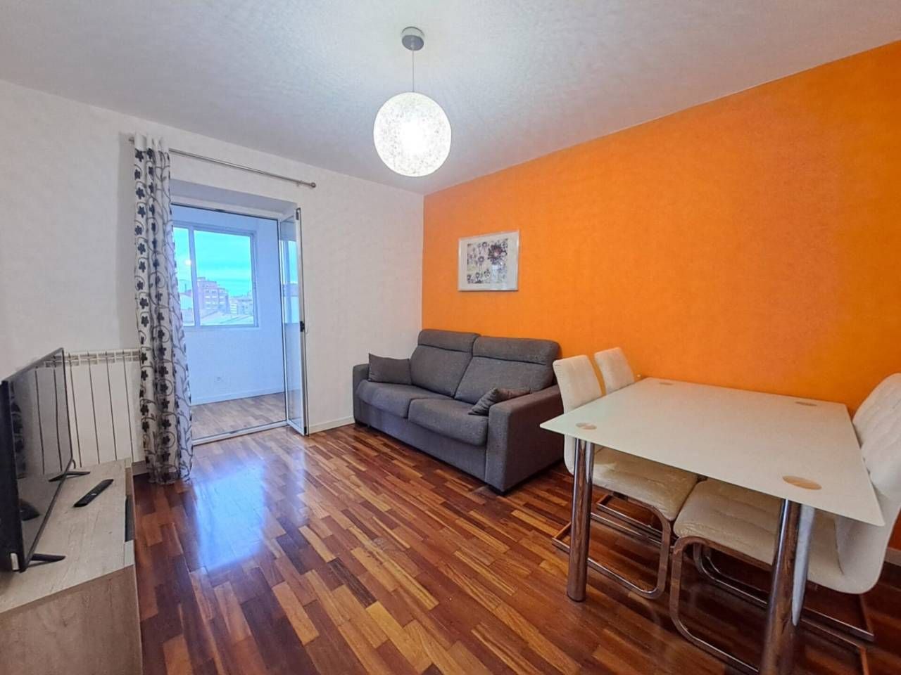 Sala d'estar de Pis en venda en Burgos Capital amb Calefacció, Parquet i Terrassa