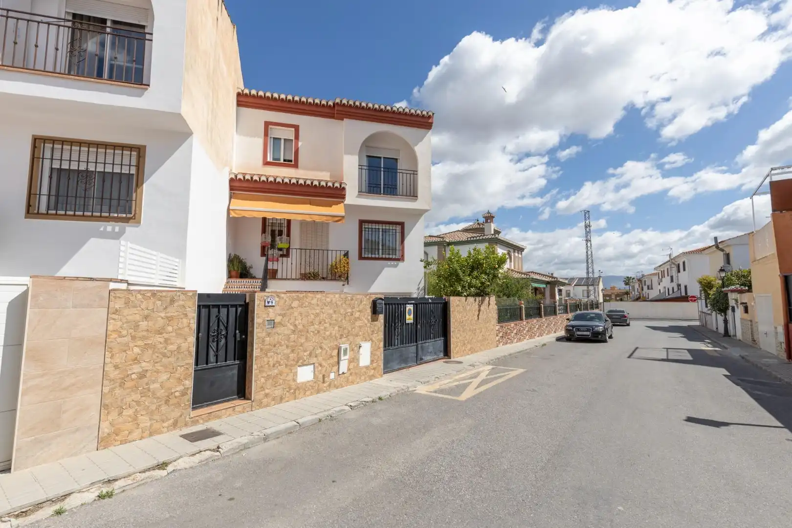 Vista exterior de Casa adosada en venda en Las Gabias amb Aire condicionat, Calefacció i Jardí privat